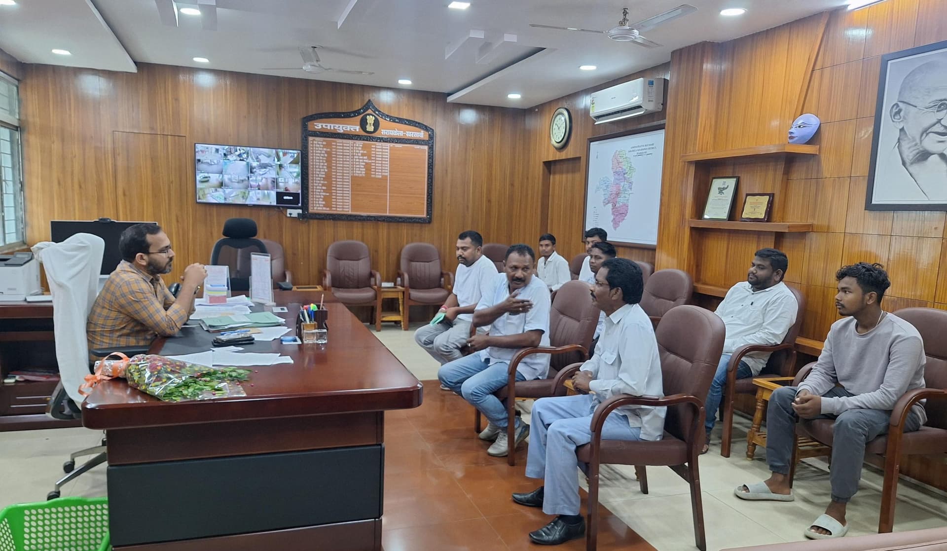 Seraikela Kharsawan News : सर! नालियों की सफाई नहीं , सड़क पर जल जमाव