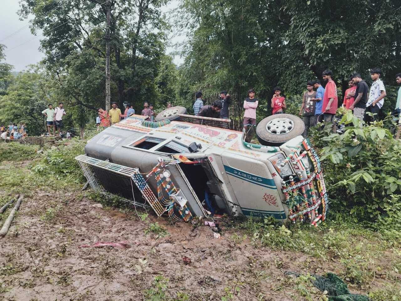 Seraikela Kharsawan News : तेज रफ्तार बाराती वाहन खेत में पलटा, महिला घायल