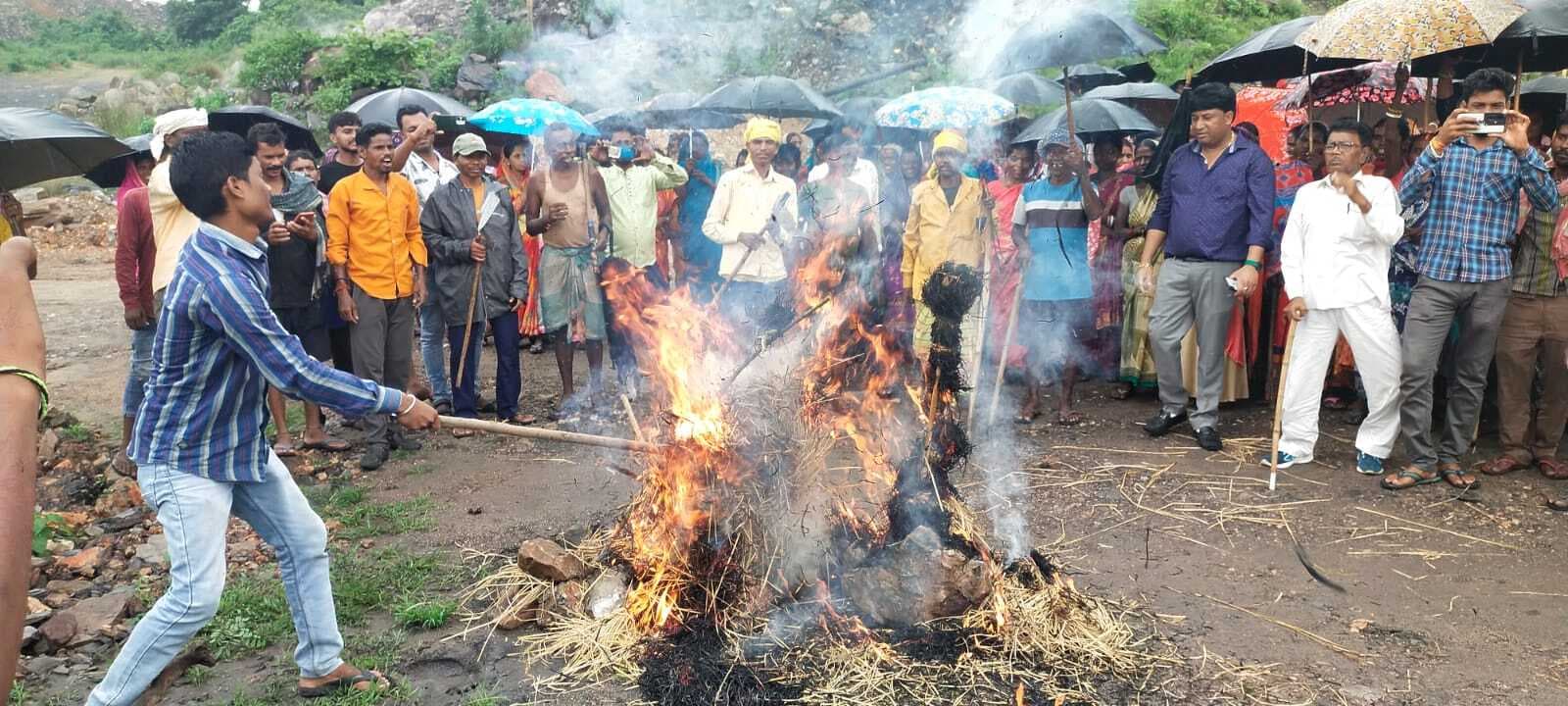 Bokaro News : पेड़ों की कटाई का विरोध में प्रबंधन का पुतला फूंका