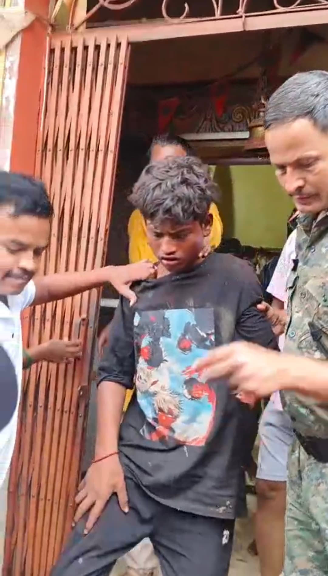 Chaibasa News : मंदिर में चोरी कर भाग रहा युवक हुआ बेहोश, हिरासत में