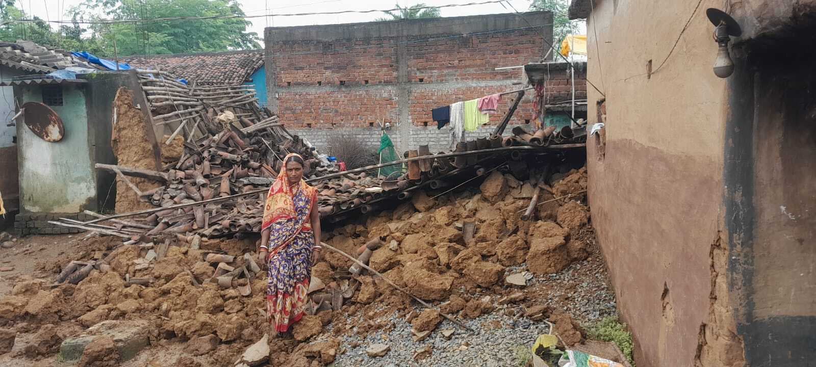 Seraikela Kharsawan News : क्षतिग्रस्त घरों की मरम्मत के लिए मदद की गुहार