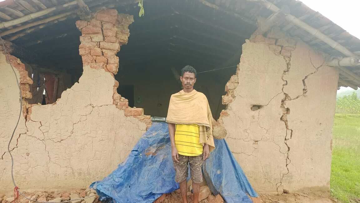 Chaibasa News : हाथियों ने दर्जनों घरों को तोड़ा, अनाज खाया