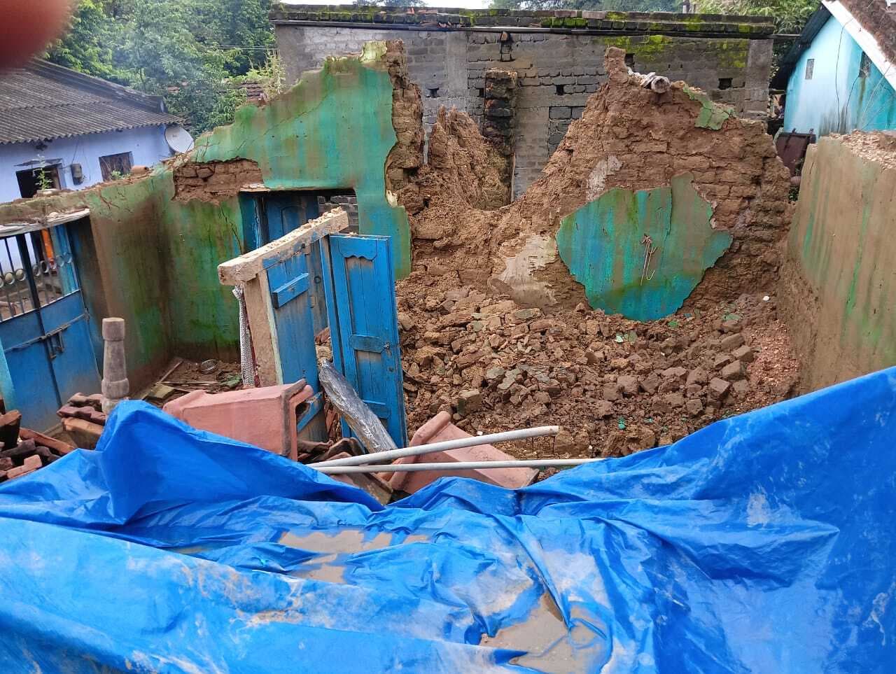 Chaibasa News : भारी बारिश से पुराना चाईबासा में दर्जनभर घर ध्वस्त, संकट