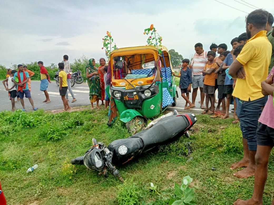 ऑटो व बाइक की टक्कर में आधा दर्जन लोग घायल