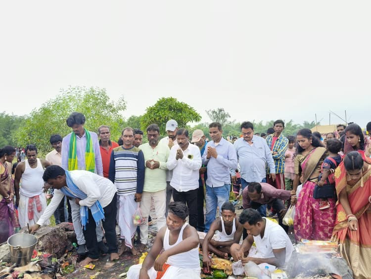 East Singhbhum News : बुरुबोंगा से निरोग, सुख-शांति और अच्छी खेती की कामना