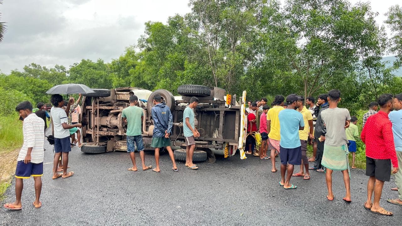 East Singhbhum News : बीच सड़क पर टैंकर पलटा डीजल लूट ले गये ग्रामीण