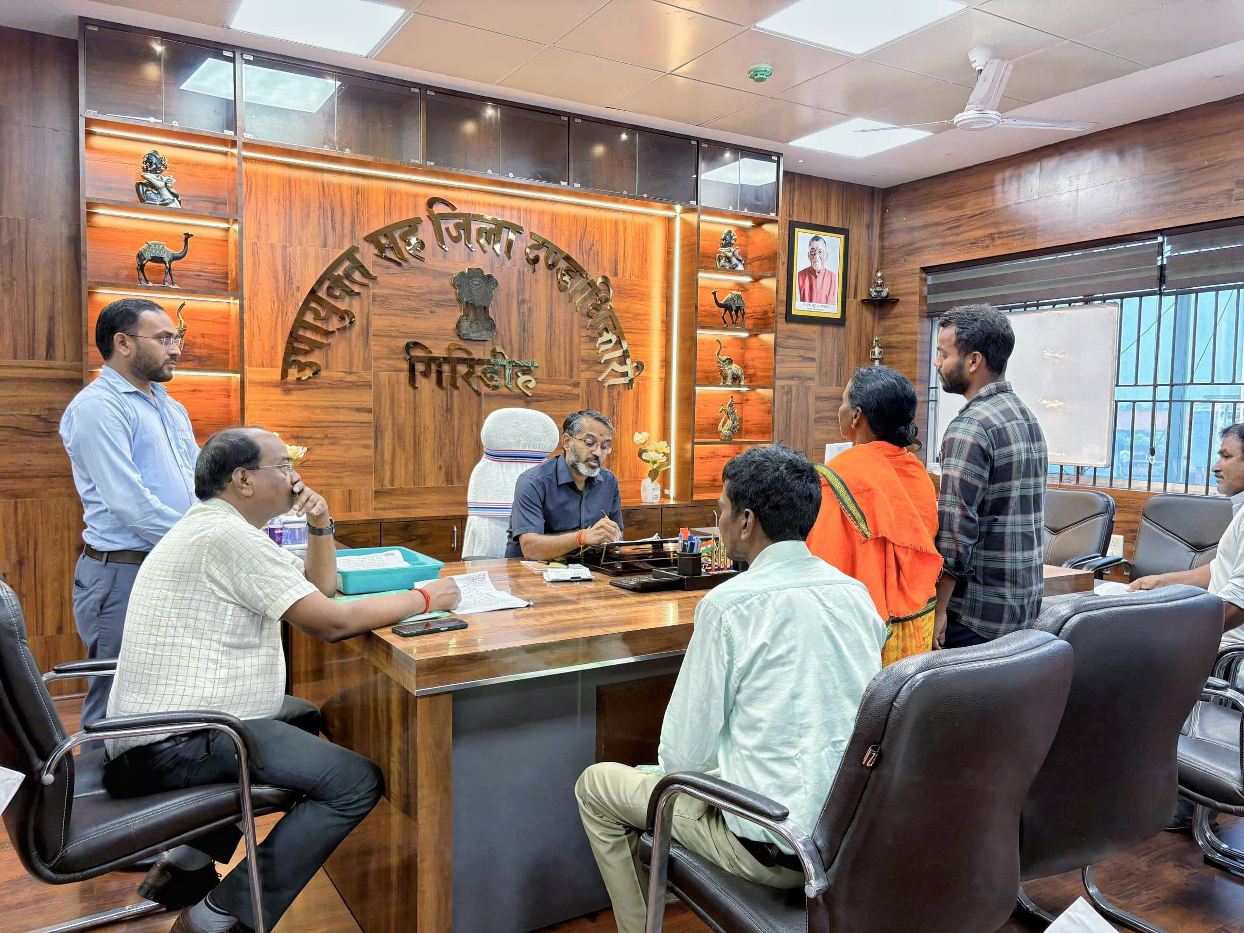 GIRIDIH NEWS: जनता दरबार में डीसी ने सुनी लोगों की फरियाद