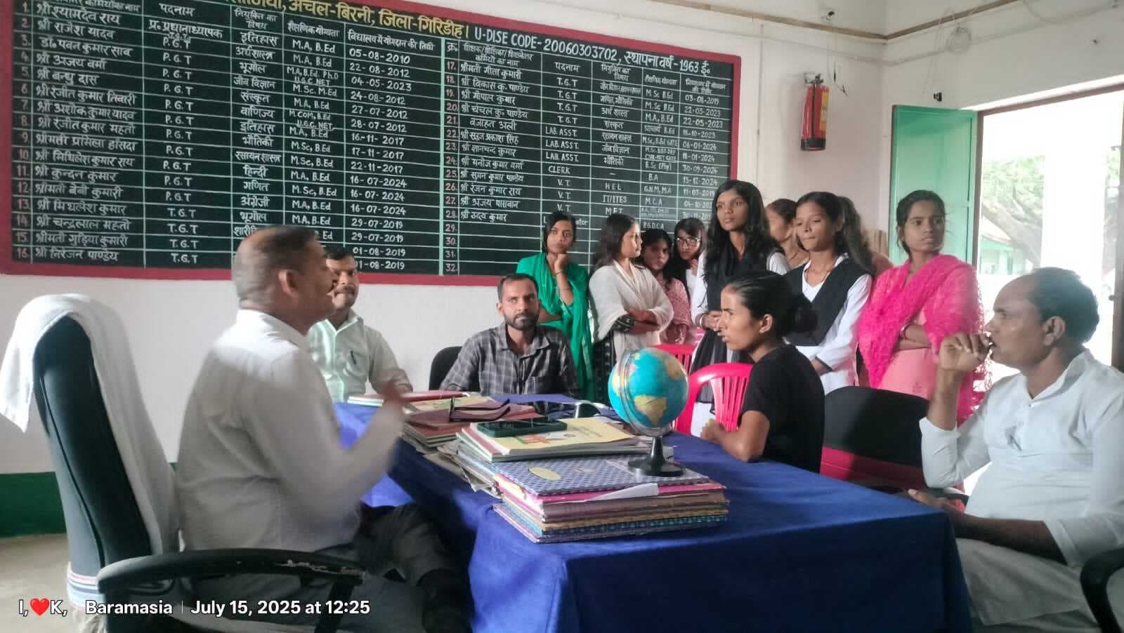 GIRIDIHNEWS<bha>;</bha> प्लस टू उच्च विद्यालय पलौंजिया में विद्यार्थियों वसूली गयी राशि आइसा ने करायी वापस