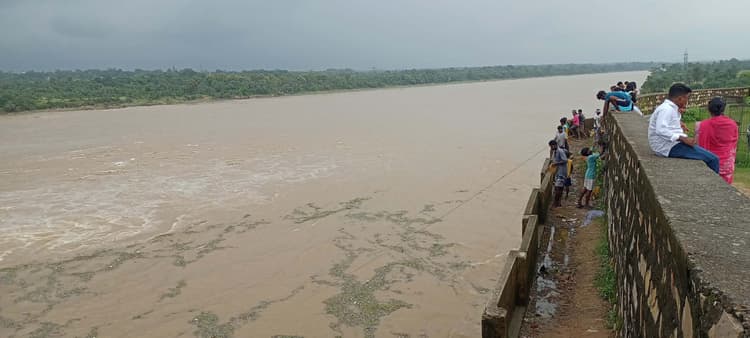 East Singhbhum News : सुवर्णरेखा नदी उफनायी, गालूडीह बराज के आठ गेट खोले गये
