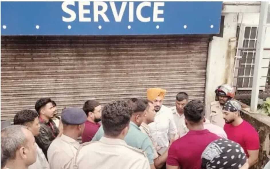 Jamshedpur News : मानगो : शोरूम के सामने अपनी कार जलाने का युवक ने किया प्रयास, हंगामा