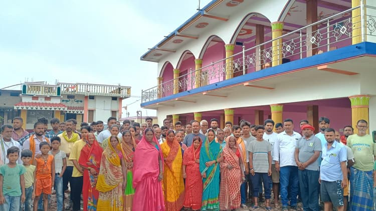 saran news : बिसाही प्रधान शिक्षक हत्याकांड: मुखिया पति की गिरफ्तारी के विरोध में फतेहपुर में ग्रामीणों ने किया प्रदर्शन