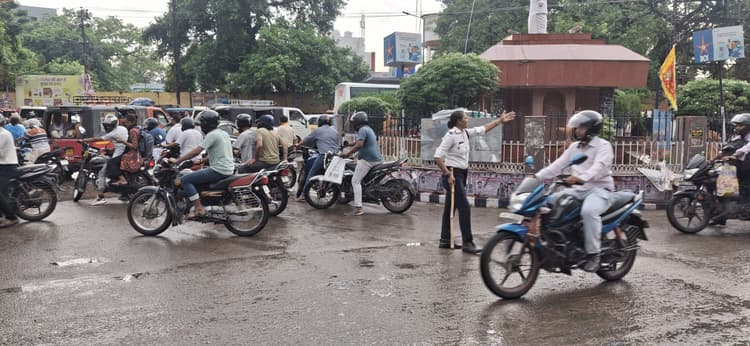 saran news : सड़क पर बढ़ा वाहनों का दबाब, जाम से दिनभर जूझते रहे लोग