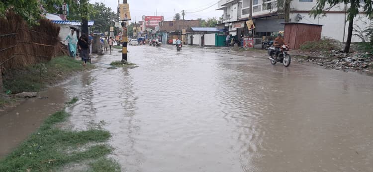 saran news : तरैया बाजार में मुख्य सड़क के किनारे बने नाले की निकासी बंद, बढ़ी परेशानी