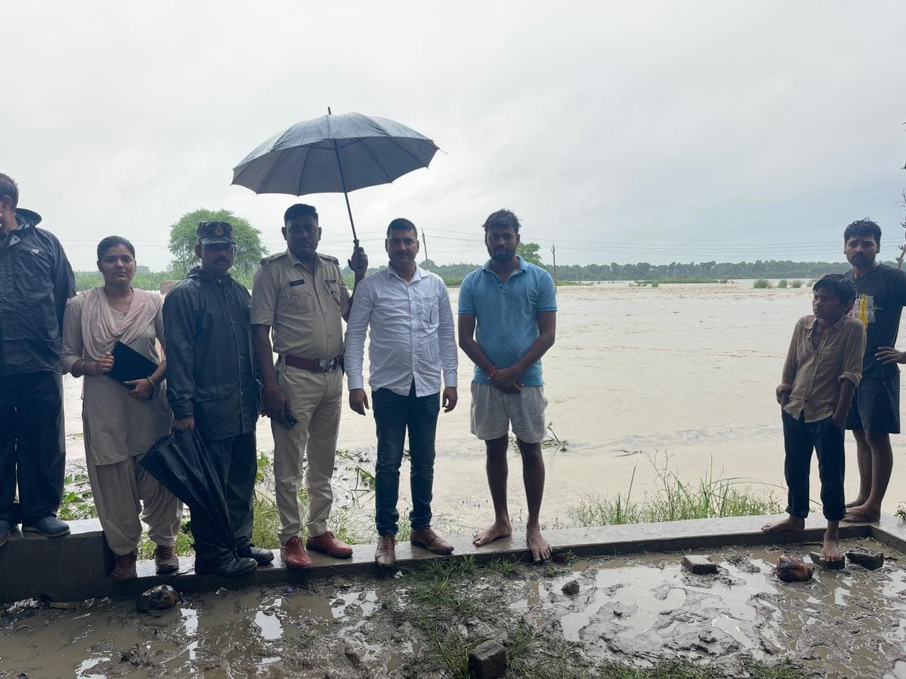 लगातार बारिश से गुरुआ में नदी उफान पर, फंसे ग्रामीणों को पुलिस ने बचाया