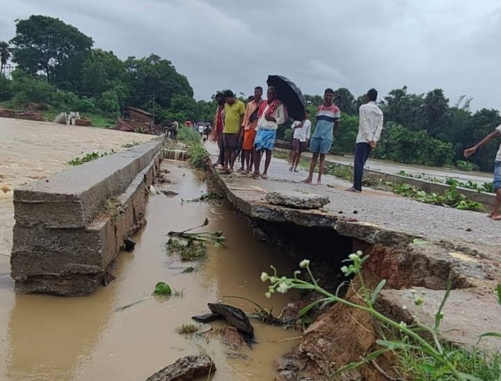 मोरहर नदी में आयी बाढ़ से राजन-लालगढ़ मुख्य सड़क क्षतिग्रस्त