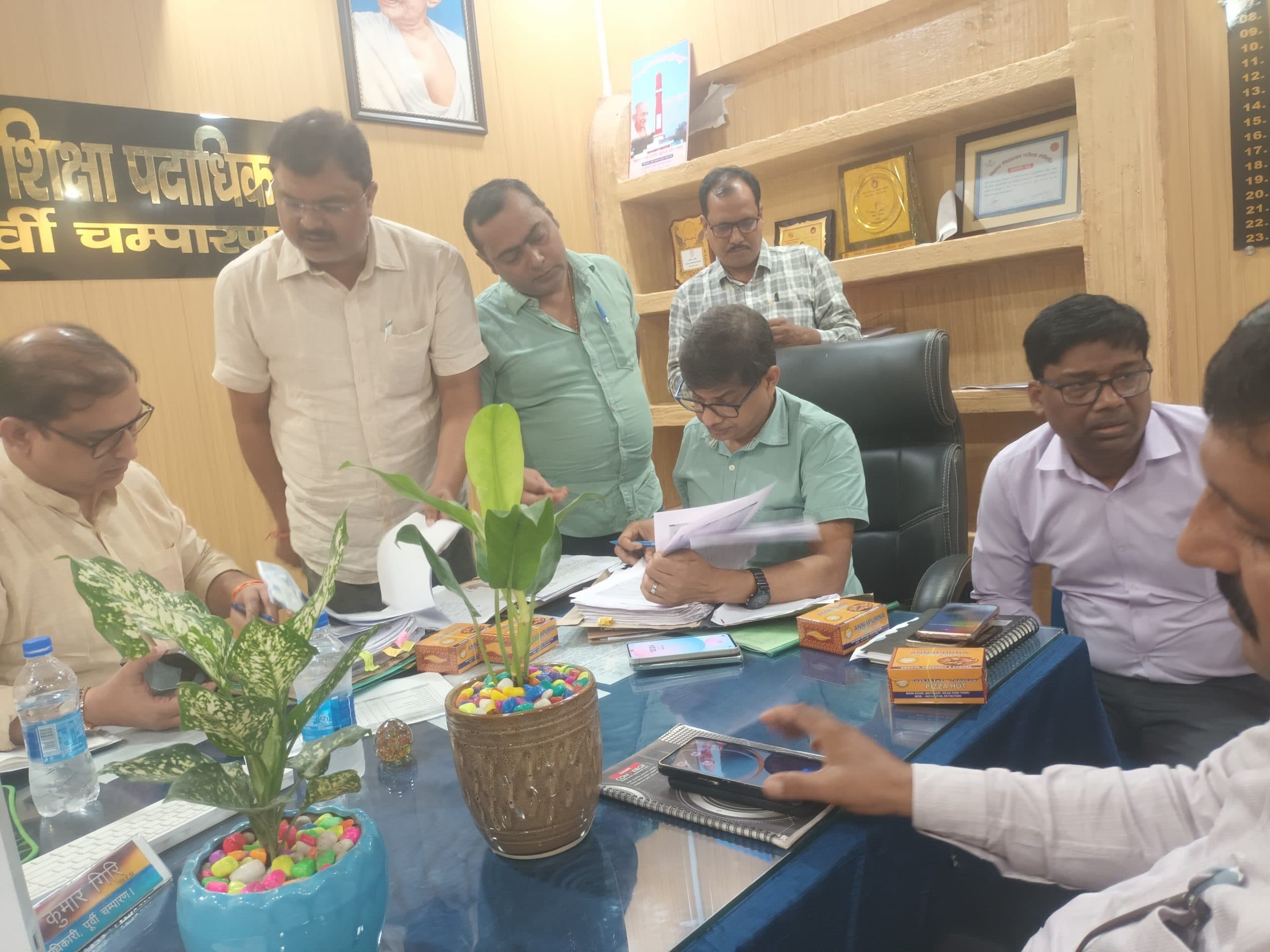 Motihari: शिक्षकों की समस्या जानने डीइओ कार्यालय पहुंचे उप निदेशक