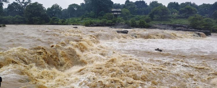 चार दिनों की बारिश से बांसलोई नदी का बढ़ा जलस्तर