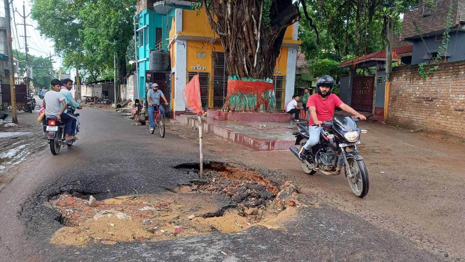बारिश होते ही एक बार फिर धंसने लगी शहर की सड़कें, आवागमन हो रहा बाधित