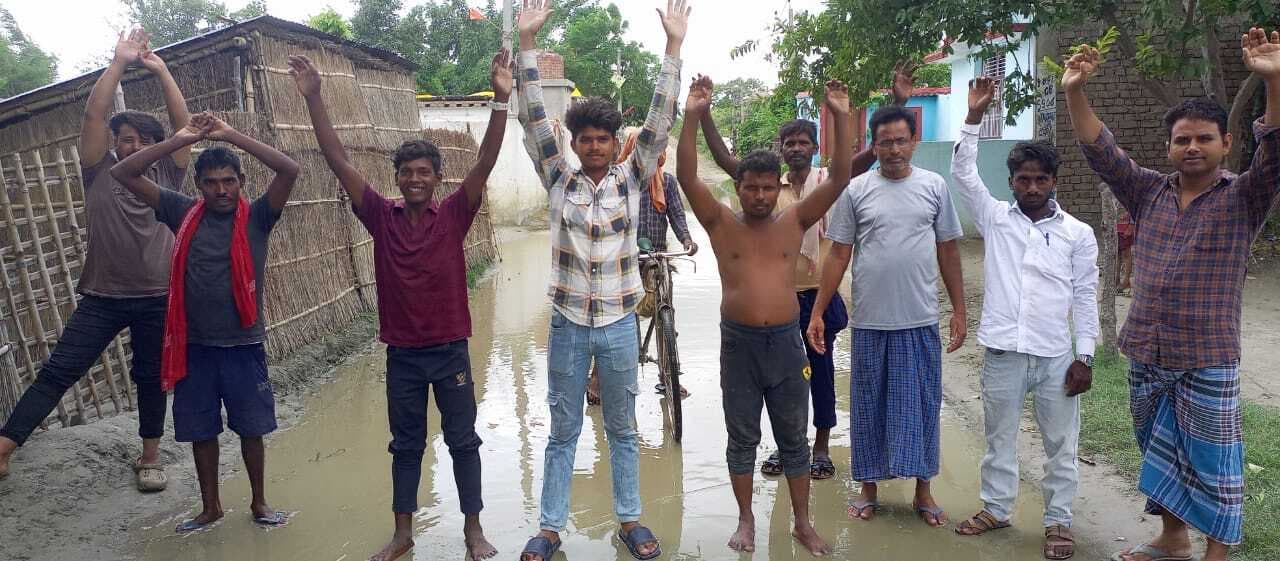 सिपाया में सड़क पर जलजमाव से आक्रोशित ग्रामीणों ने किया प्रदर्शन, जाम की सड़क