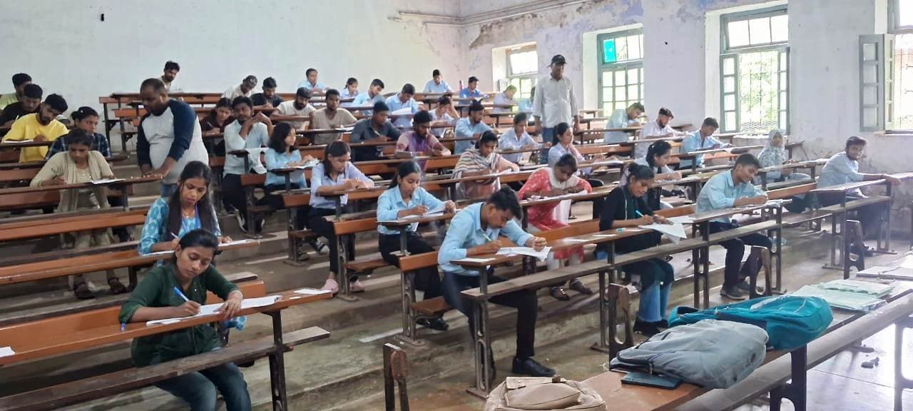 स्नातक पार्ट-1 बैकलॉग सब्सीडियरी परीक्षा के दूसरे दिन 2 परीक्षार्थी अनुपस्थित