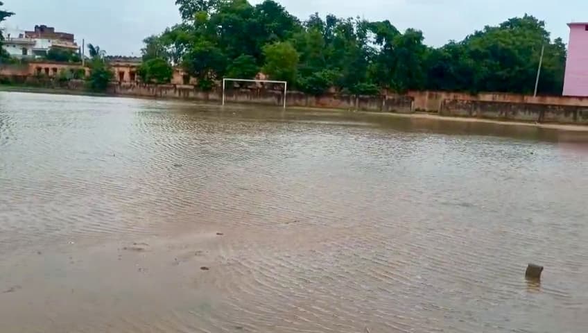 बिक्रमगंज इंटर स्टेडियम बना तालाब, बच्चे चला रहे कागज के नाव