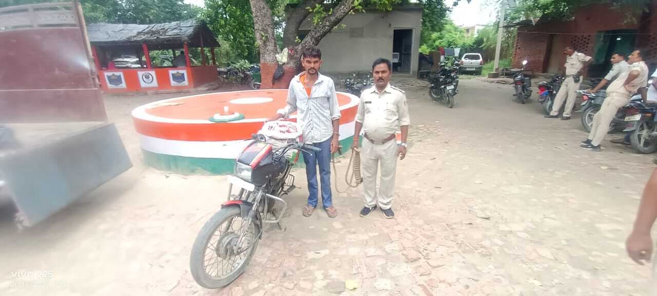 बाइक से शराब ला रहा यूपी का तस्कर धराया, 105 पैकेट देसी शराब बरामद