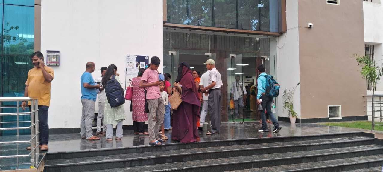 मोबाइल नेटवर्क काम नहीं करने के कारण आभा आइडी से रजिस्ट्रेशन कराने में मरीज हो रहे परेशान