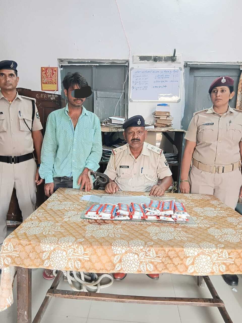 सेलो टेप से चिपका कर ला रहा था शराब, प्लेटफॉर्म पर धराया यात्री