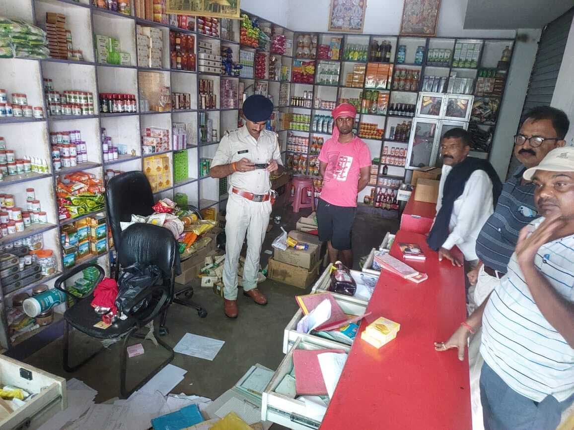 Darbhanga News: एक ही रात में चार दुकानों का ताला तोड़ नकदी सहित लाखों की चोरी