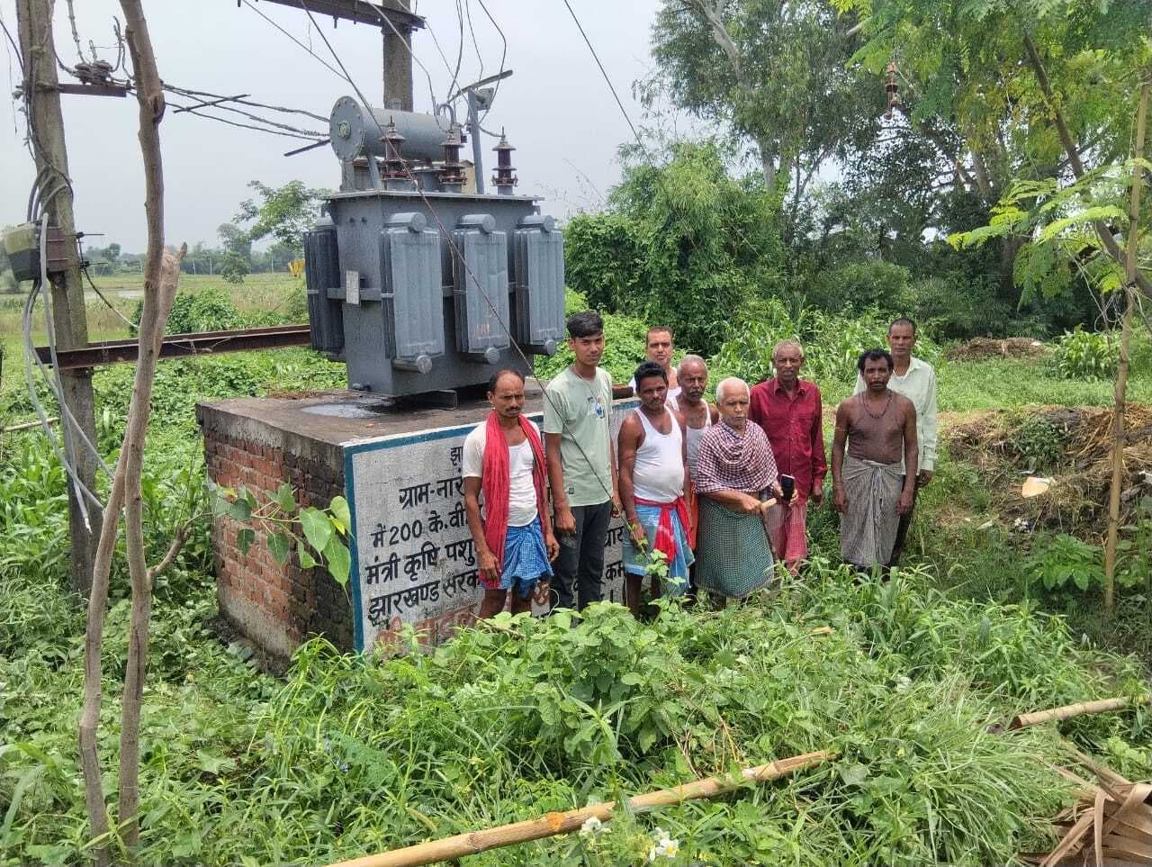 ट्रांसफॉर्मर पर गिरा ठनका, नारंगी गांव में पसरा अंधेरा