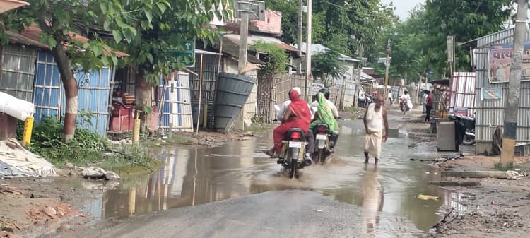 प्रगति यात्रा के दौरान बनी सड़क पर जलजमाव, आक्रोश