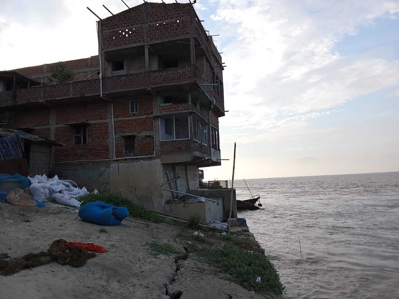 वार्निंग लेबल की ओर प्रति घंटा 3 सेंटीमीटर की रफ्तार से बढ़ रहा गंगा का जलस्तर