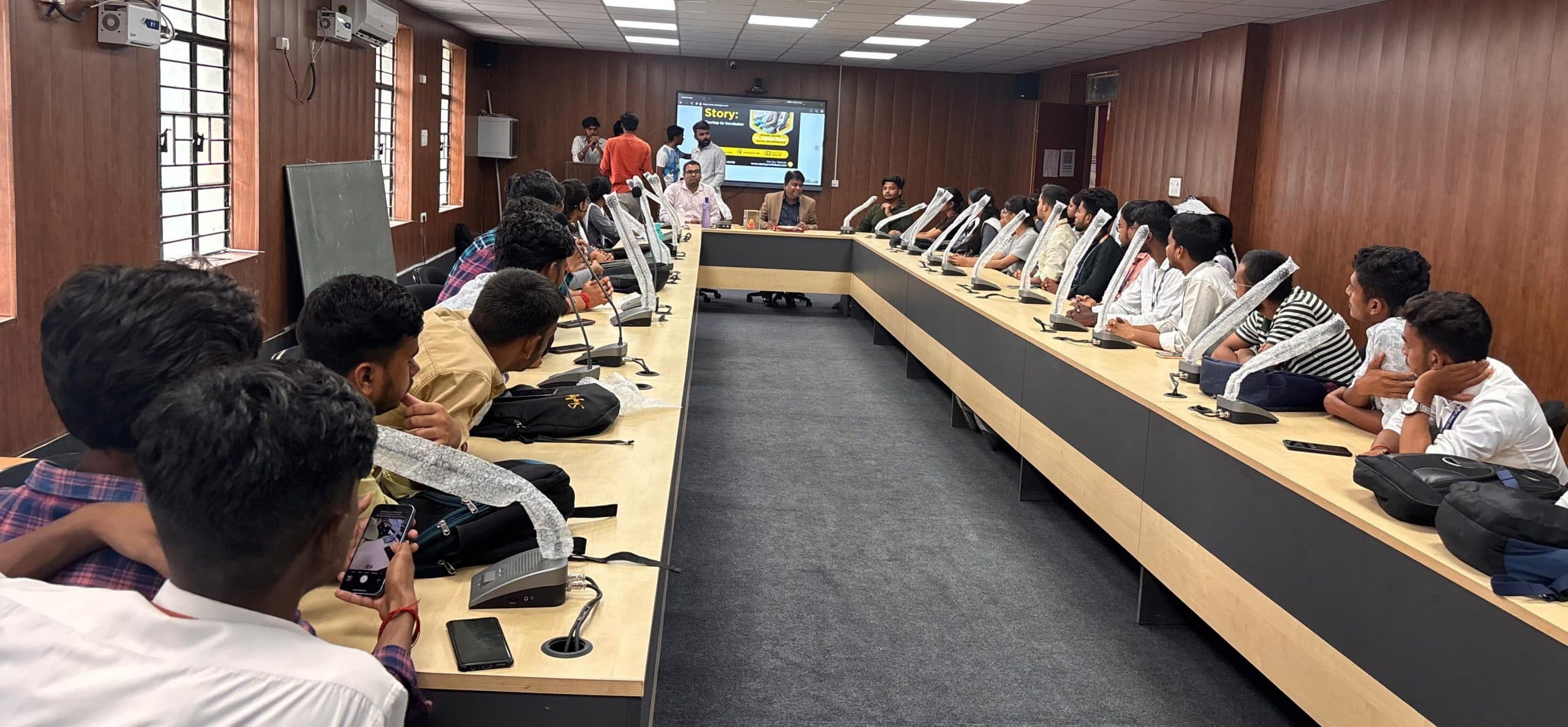 आज का युग नवाचार व उद्यमिता का : प्राचार्य