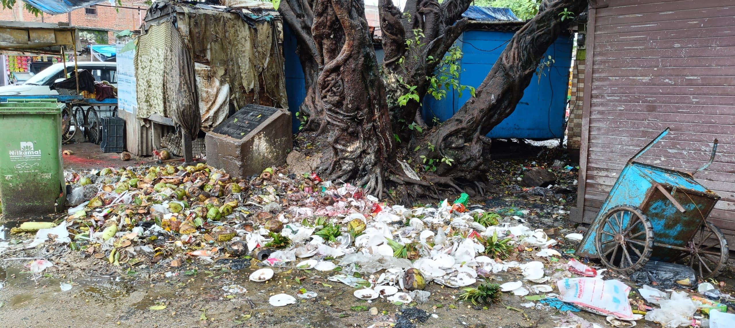 सफाई कर्मियों की हड़ताल से शहर में कचरों का अंबार