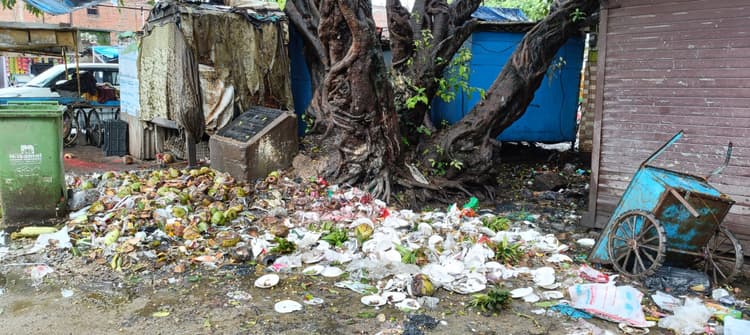 सफाई कर्मियों की हड़ताल से शहर में कचरों का अंबार