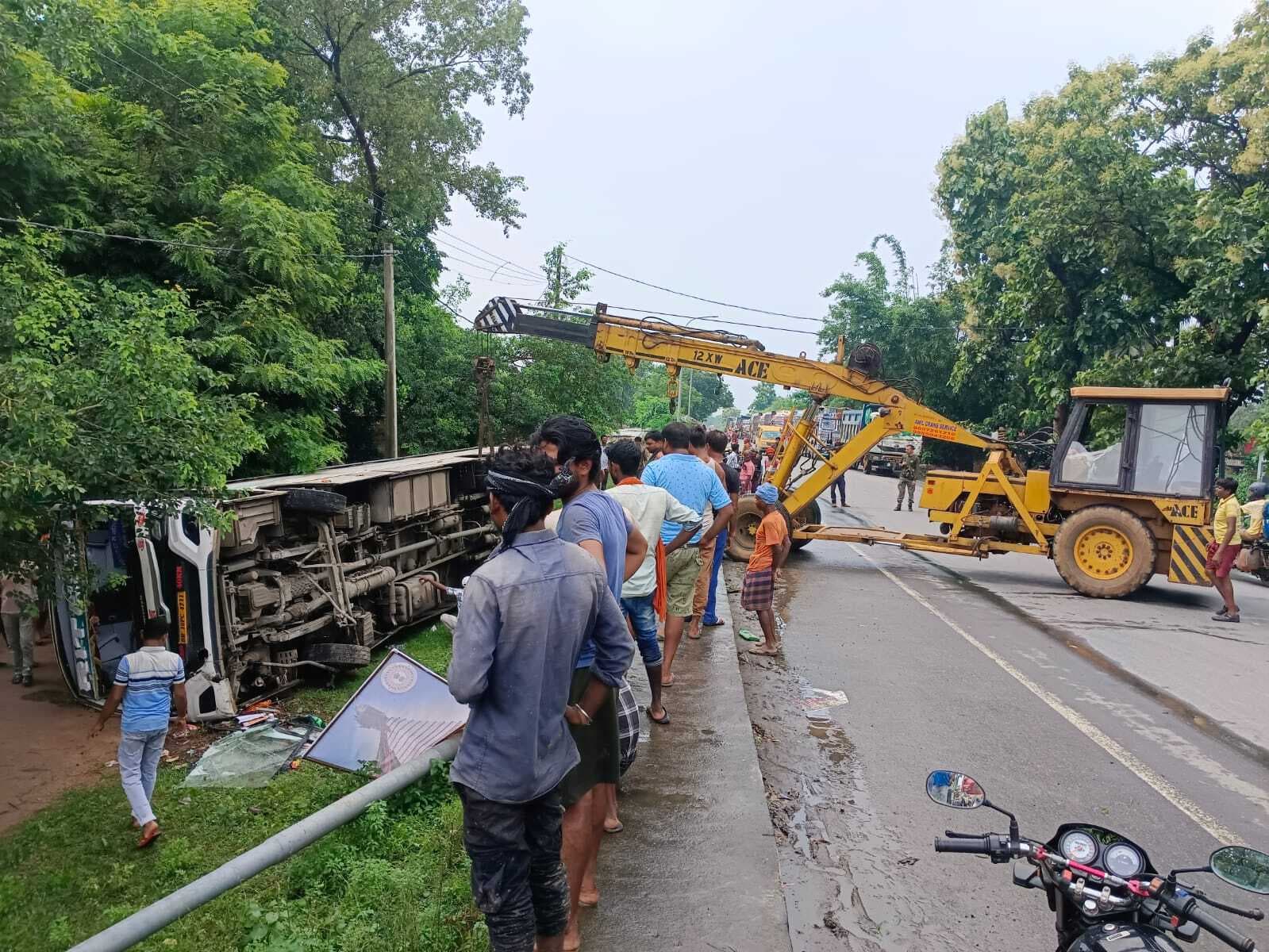 भागलपुर से देवघर जा रही बस पलटी, दो कांवरिया सहित आधा दर्जन लोग घायल