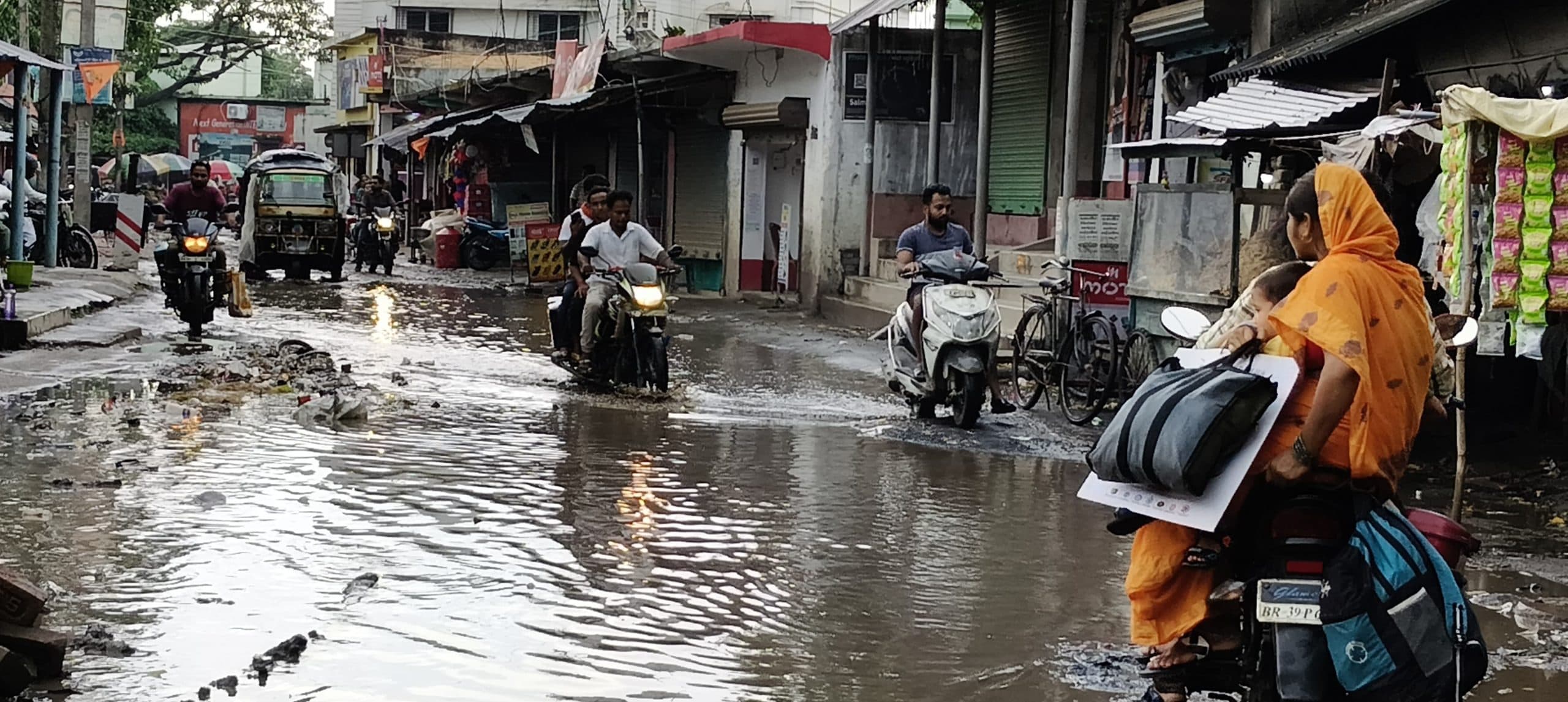 सालमारी में जलजमाव से व्यवसायी व आमलोग परेशान