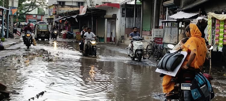सालमारी में जलजमाव से व्यवसायी व आमलोग परेशान