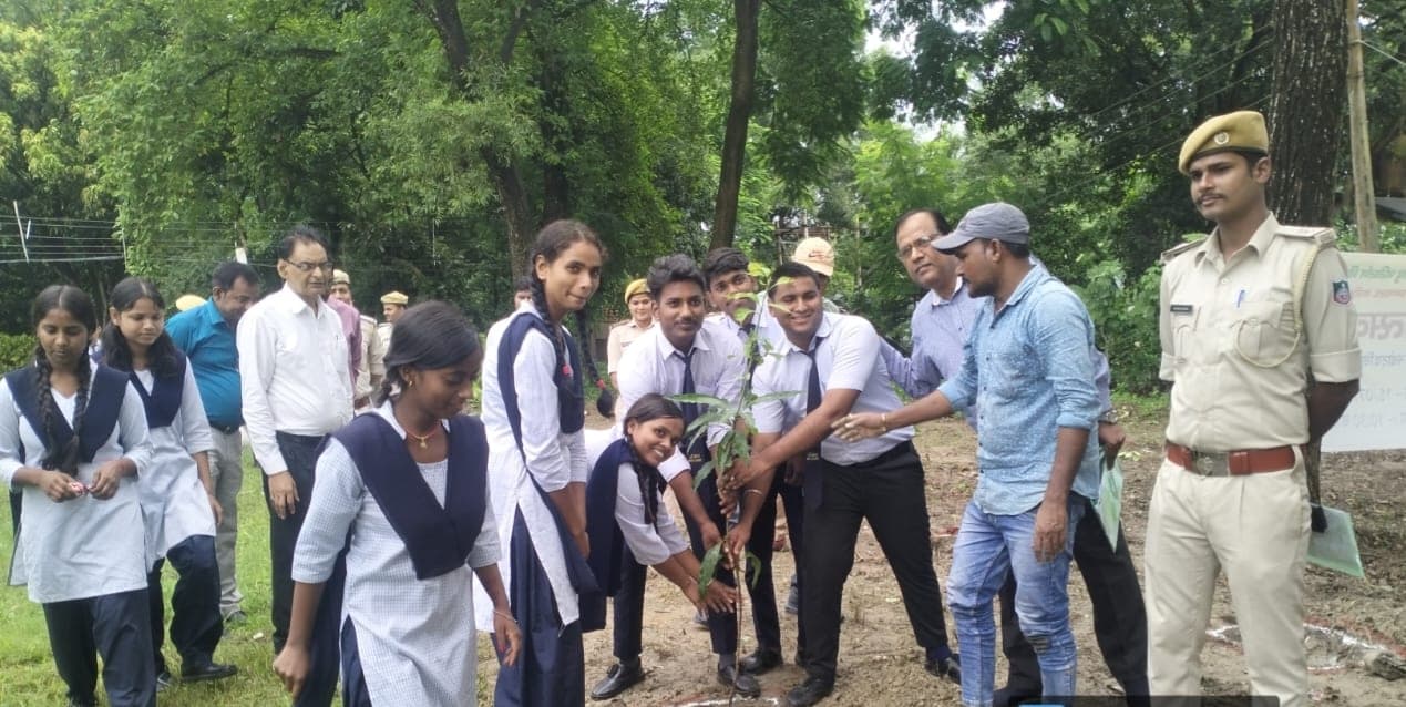 नवोदय विद्यालय में वन महोत्सव पर पौधरोपण