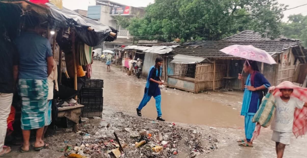 लगातार हो रही बारिश से जलजमाव, लोगों को उठानी पड़ रही परेशानी