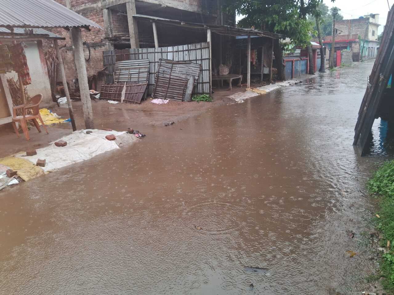 बारिश से सड़क पर जलजमाव, मुहल्लेवासी परेशान