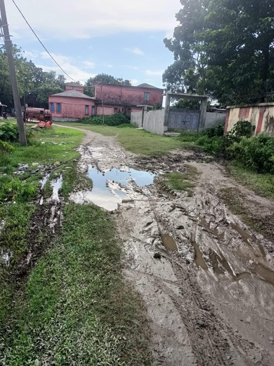 शिक्षा की राह में रोड़ा बन रही कच्ची सड़क