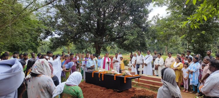 पैतृक गांव में की गयी विलियम तोपनो की अंत्येष्टि