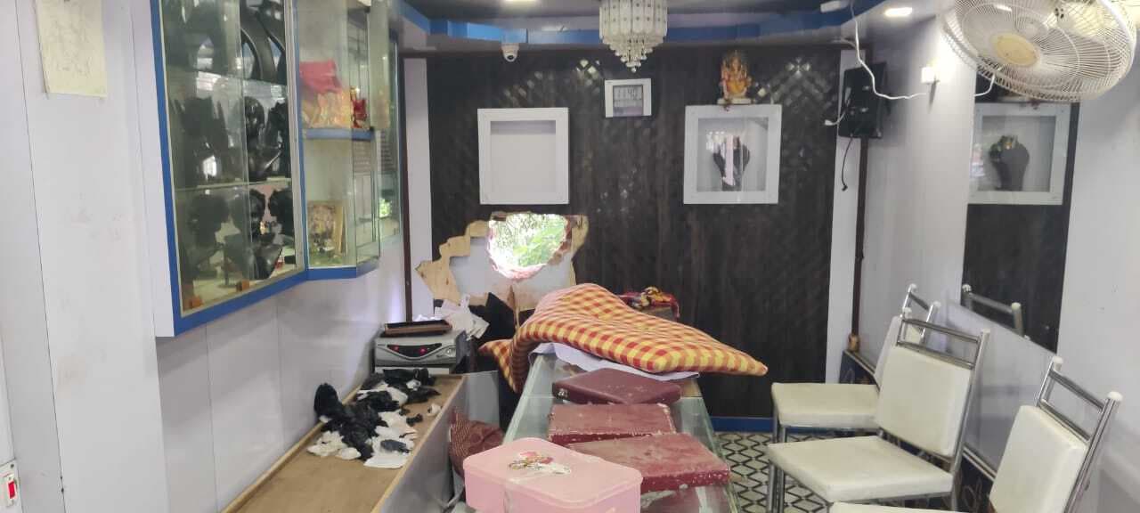 ज्वेलरी दुकान में लगभग 6 लाख के आभूषण की चोरी