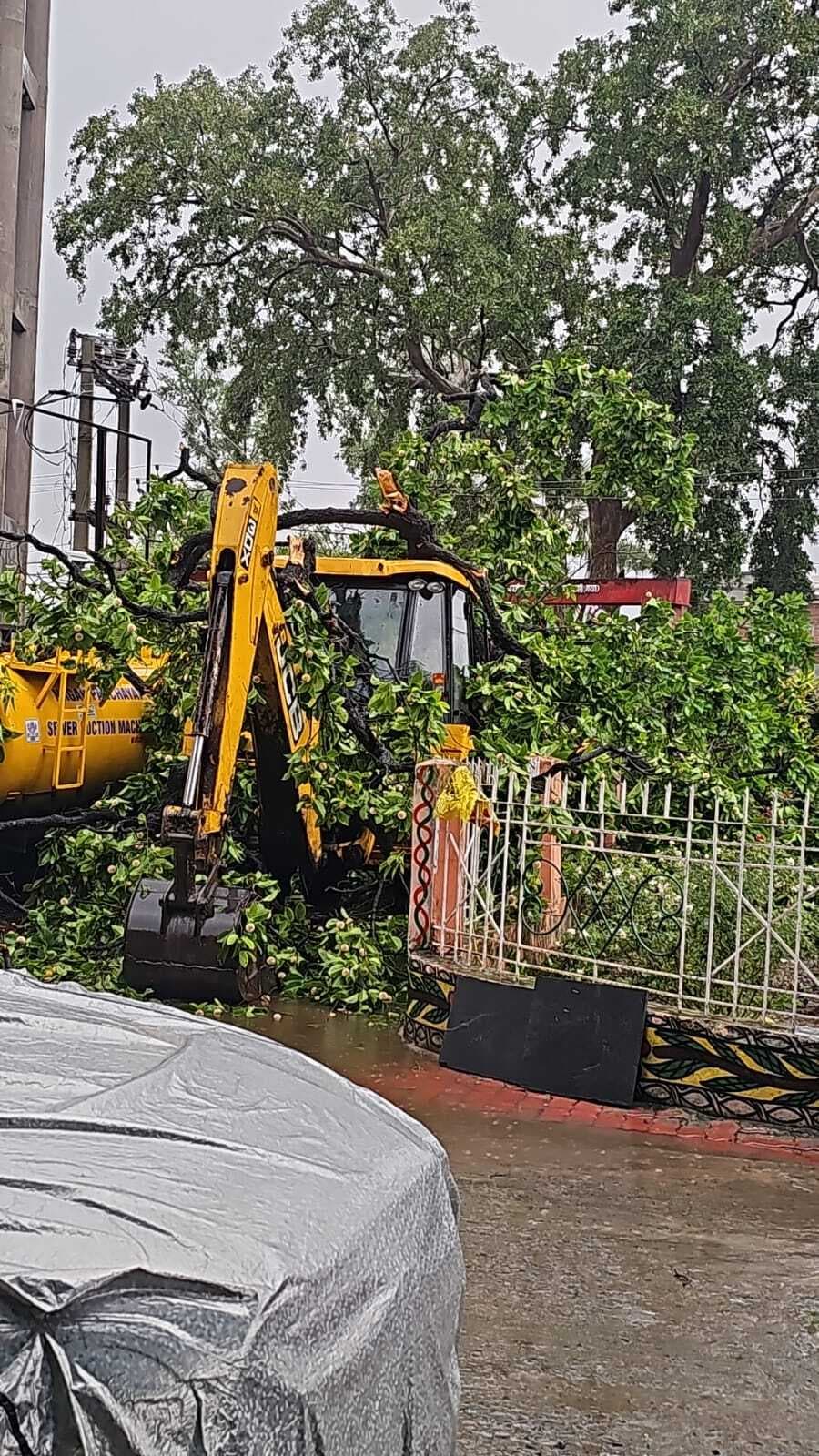 टिकारी में मामूली बारिश-आंधी से घंटों गुल बिजली