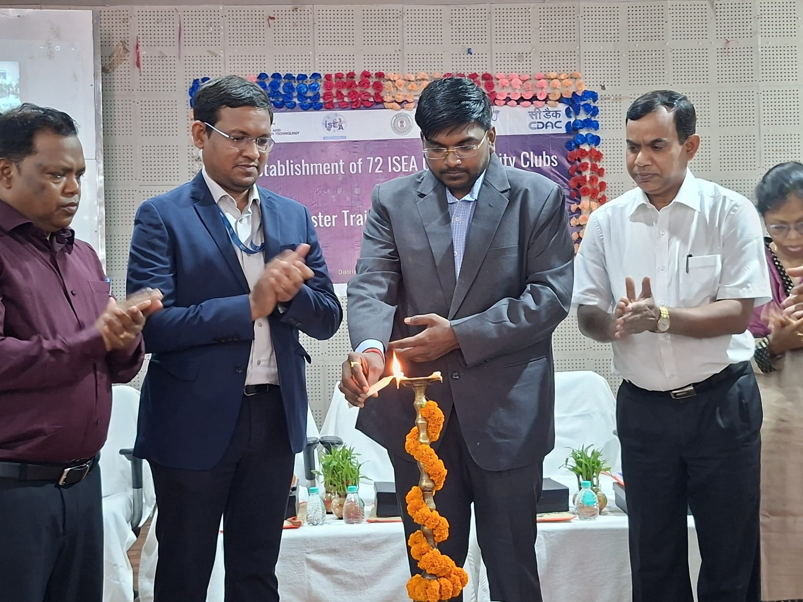 जिले के 72 स्कूलों में साइबर सिक्योरिटी क्लब का गठन मील का पत्थर होगा साबित : डीसी