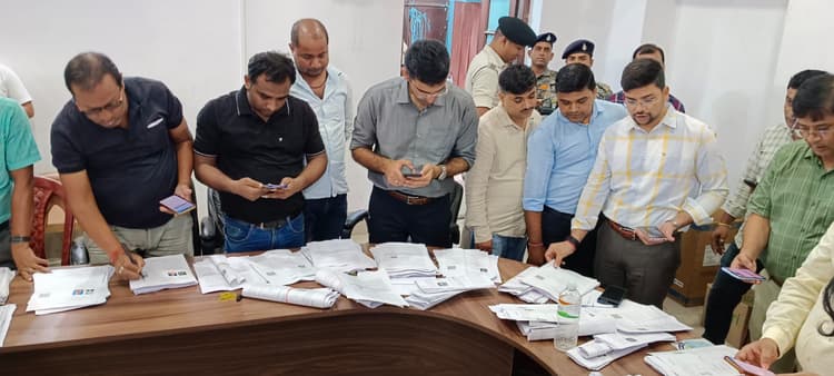 डीएम ने खुद एक गणना प्रपत्र ऑनलाइन अपलोड कर कर्मियों को दिखाया