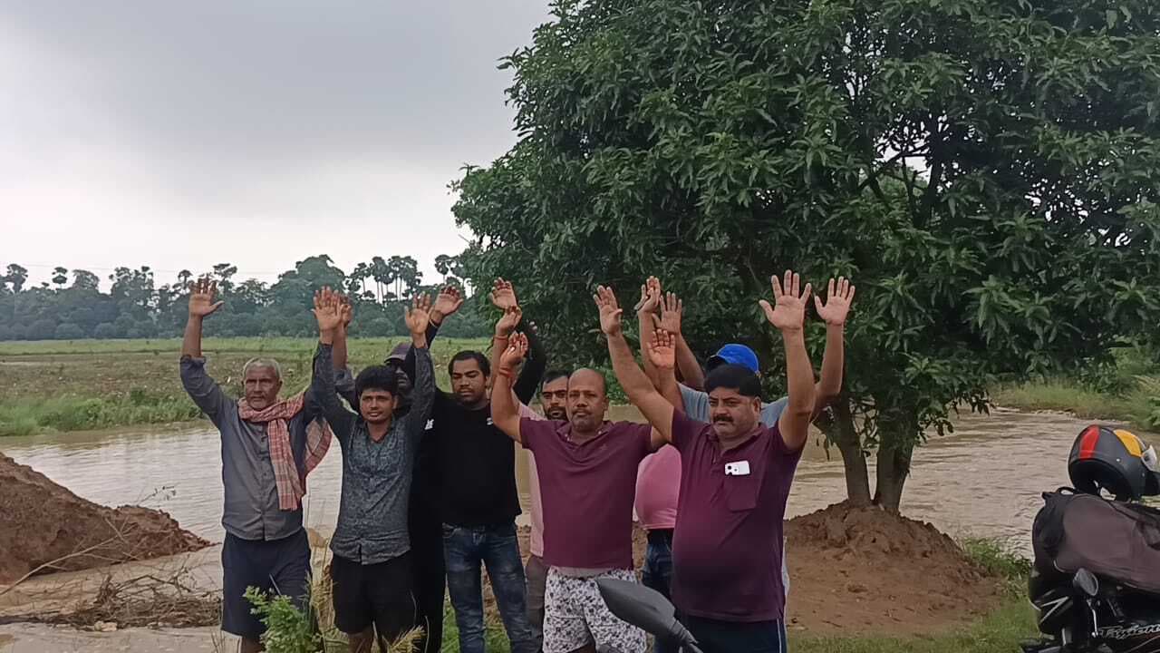 बारिश से भिखनुपर डांड़ का तटबंध हुआ क्षतिग्रस्त,  प्रदर्शन