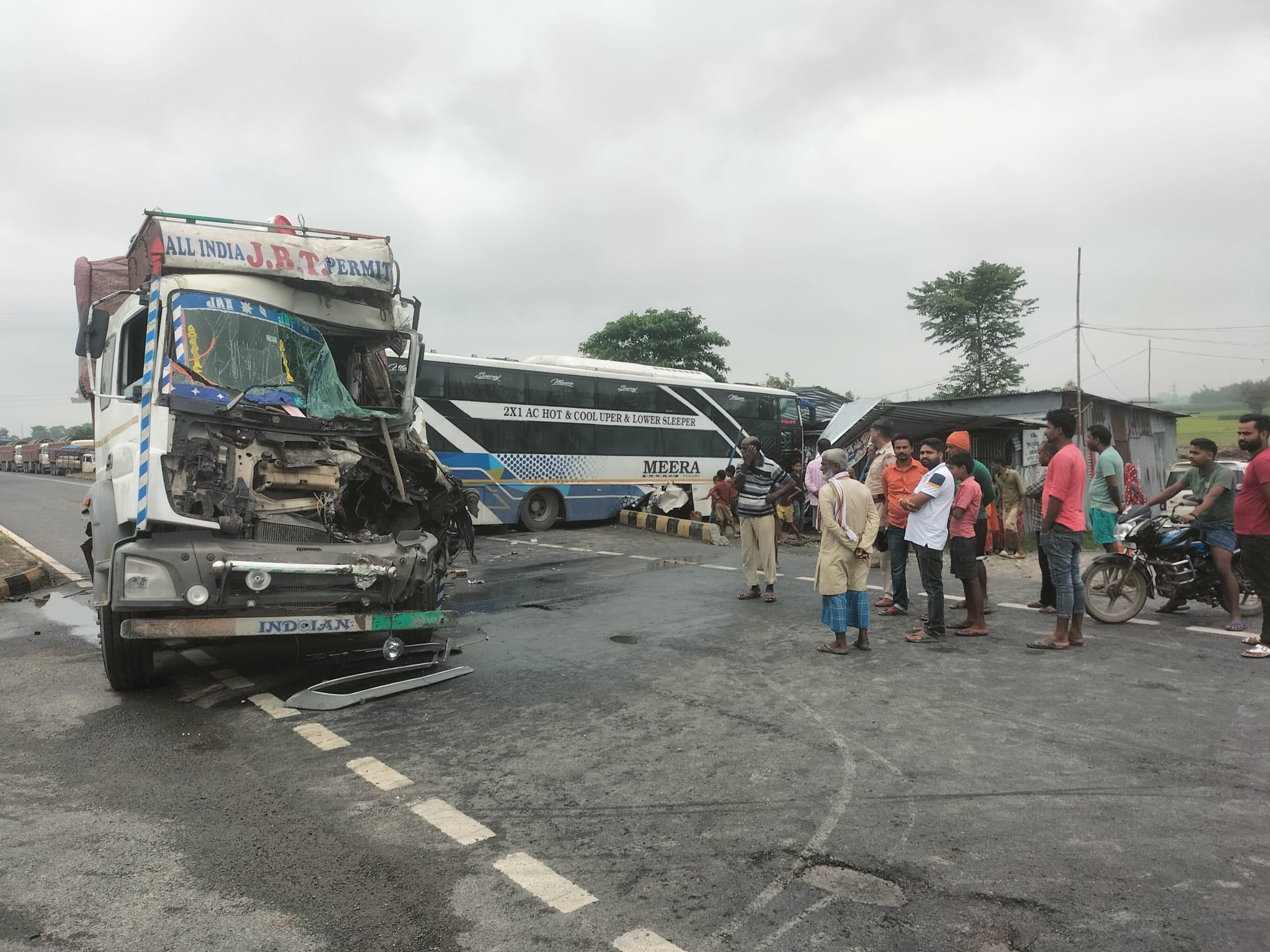 खड़ी बस में ट्रक ने मारी टक्कर, एक दर्जन यात्री घायल