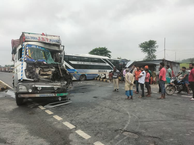 खड़ी बस में ट्रक ने मारी टक्कर, एक दर्जन यात्री घायल